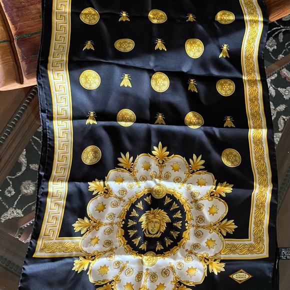 Atelier Versace 100% silk scarf, beautiful! - Picture 2 of 8